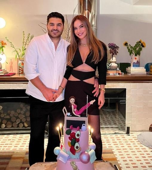 Ebru Şallı'dan oğlu Beren ve müstakbel gelini ile doğum günü pozu: 25 gibi 45 daha ne olsun!