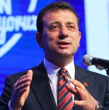 Ekrem İmamoğlu: Kadın haklarının bir siyasi pazarlık şeklinde tartışılmasını şiddetle kınıyorum 7 Ekrem-İmamoğlu,-anne-ve-babasıyla-Umre'ye-gitti
