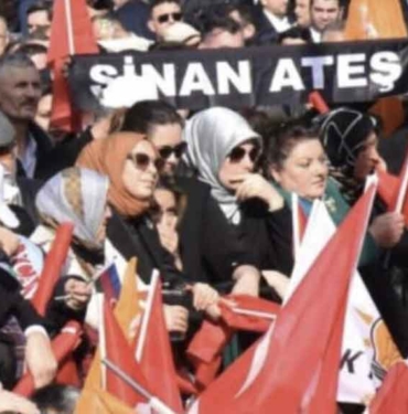 Erdoğan'ın Bursa mitinginde Sinan Ateş'in yakınları pankart açtı, polisler müdahale etti 9 Erdoğan'ın-Bursa-mitinginde-Sinan-Ateş'in-yakınları-pankart-açtı,-polisler-müdahale-etti