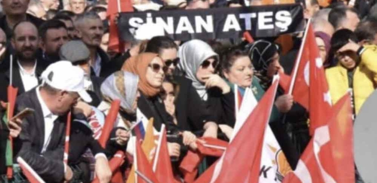 Erdoğan'ın Bursa mitinginde Sinan Ateş'in yakınları pankart açtı, polisler müdahale etti 1 Erdoğan'ın-Bursa-mitinginde-Sinan-Ateş'in-yakınları-pankart-açtı,-polisler-müdahale-etti