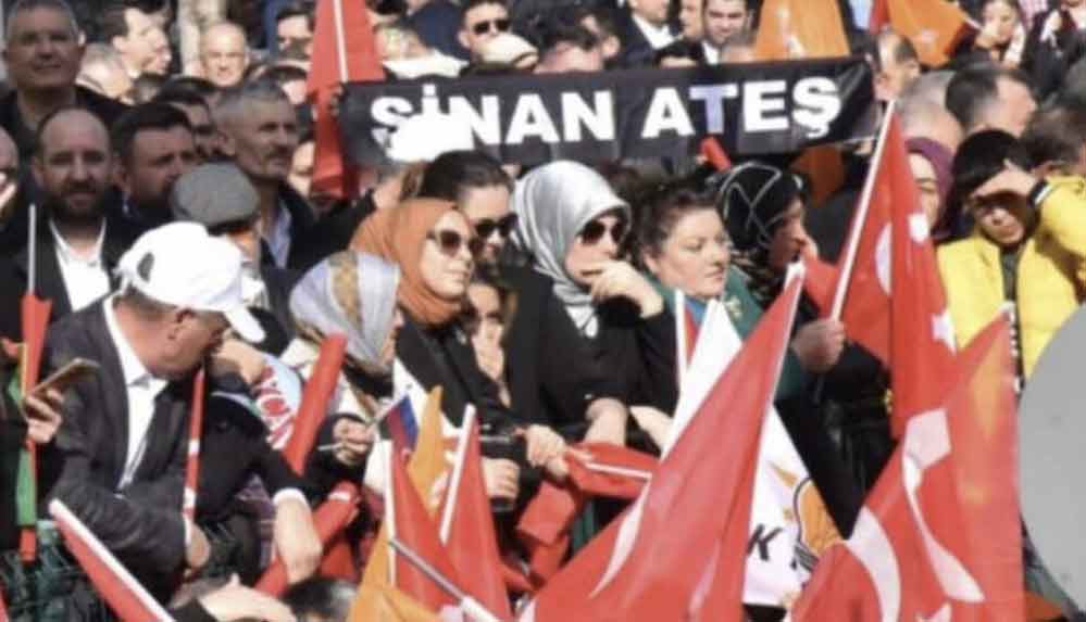 Erdoğan'ın Bursa mitinginde Sinan Ateş'in yakınları pankart açtı, polisler müdahale etti