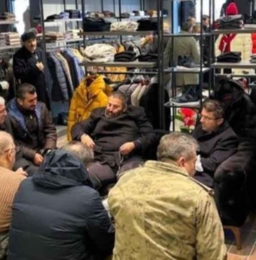 Erzurum Valisi Memiş'ten, Erkam Yıldırım fotoğrafı açıklaması: Kilolu biri olduğu için her yerde öyle oturuyor 5 Erzurum-Valisi-Memiş'ten,-Erkam-Yıldırım-fotoğrafı-açıklaması--Kilolu-biri-olduğu-için-her-yerde-öyle-oturuyor