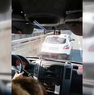 Esenler'de ambulansa yol vermeyen sürücüye ödül gibi ceza! 8 Esenler'de-ambulansa-yol-vermeyen-sürücüye-ödül-gibi-ceza!