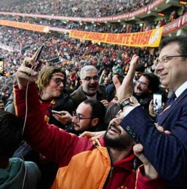 Galatasaray taraftarından Ekrem İmamoğlu'na sevgi seli 8 Galatasaray-taraftarından-Ekrem-İmamoğlu'na-sevgi-seli