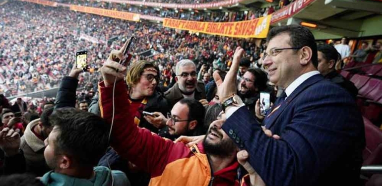 Galatasaray taraftarından Ekrem İmamoğlu'na sevgi seli 11 Galatasaray-taraftarından-Ekrem-İmamoğlu'na-sevgi-seli