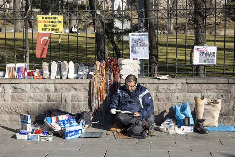 İnşaatta çalışırken kolunu ve bacağını kaybetti: Eren Kaya Arslan, kitapları yoldaş ettiği tezgahıyla 4 çocuğunu okutuyor