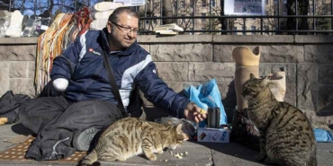 İnşaatta-çalışırken-kolunu-ve-bacağını-kaybetti--Engelli-satıcı,-kitapları-yoldaş-ettiği-tezgahıyla-4-çocuğunu-okutuyor