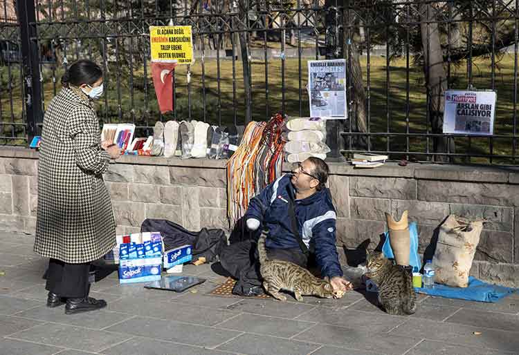 İnşaatta çalışırken kolunu ve bacağını kaybetti: Eren Kaya Arslan, kitapları yoldaş ettiği tezgahıyla 4 çocuğunu okutuyor