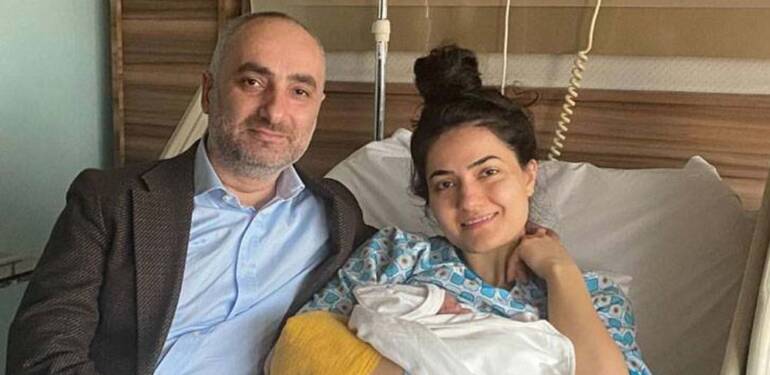 İsmail Saymaz, baba olduğunu böyle duyurdu: “Yeni yıl bize hediyesiyle geldi” 6 İsmail-Saymaz,-baba-olduğunu-duyurdu--“Yeni-yıl-bize-hediyesiyle-geldi”