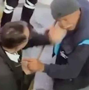 İzmir’de-skandal-görüntüler--Kuponu-tutmayınca-temizlik-görevlisine-tokat-attı