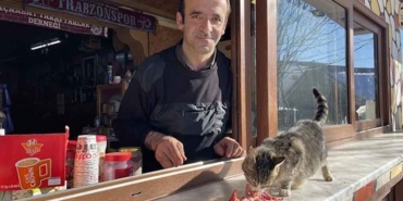 Kediler-soğuktan-donmasın-diye-her-gün-soba-yakıyor-