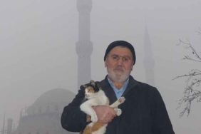 Minarede-mahsur-kalan-kediyi-din-görevlisi-kurtardı-