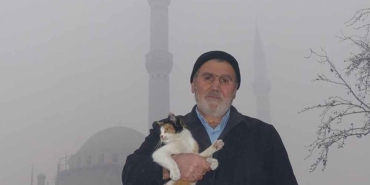 Minarede-mahsur-kalan-kediyi-din-görevlisi-kurtardı-