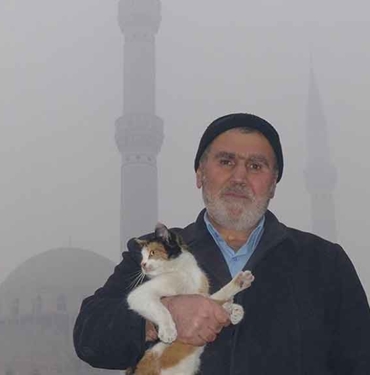 Minarede mahsur kalan kediyi imam hatip kurtardı 3 Minarede-mahsur-kalan-kediyi-din-görevlisi-kurtardı-