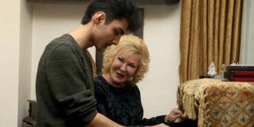 Piyano-çalmasıyla-ilgi-odağı-olan-kurye-Can-İncir,-Piyanist-Gülsin-Onay'dan-ders-aldı