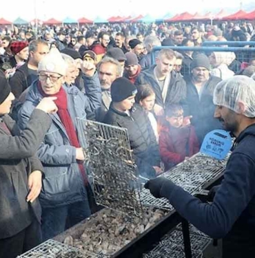 Rize’de hamsi festivali: İki buçuk saatte iki buçuk ton hamsi tükettiler 8 Rize’de-hamsi-festivali--İki-buçuk-saatte-iki-buçuk-ton-hamsi-tükettiler