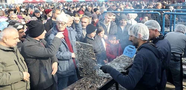 Rize’de-hamsi-festivali--İki-buçuk-saatte-iki-buçuk-ton-hamsi-tükettiler