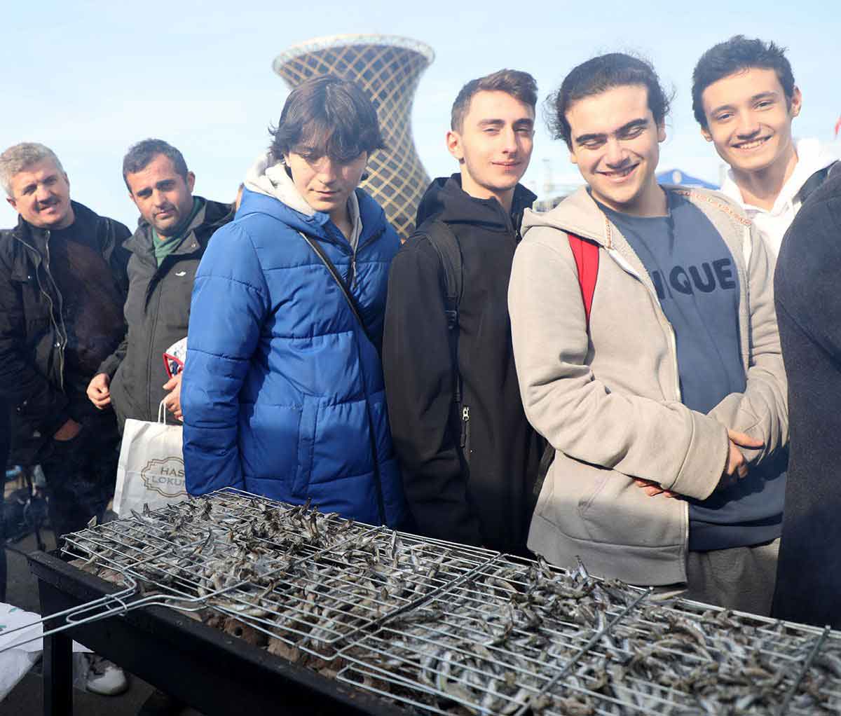 Rize’de hamsi festivali: İki buçuk saatte iki buçuk ton hamsi tükettiler 3 Rize’de hamsi festivali: İki buçuk saatte iki buçuk ton hamsi tükettiler