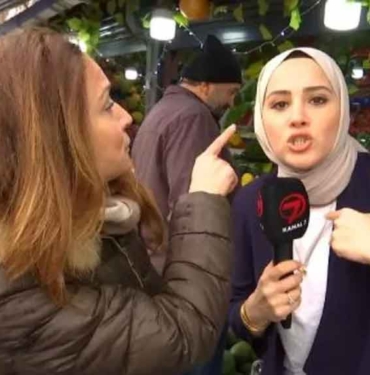 Röportaj yapmak isteyen muhabire “'Biraz kafanı aç hava alsın, beyninde oksijen yok” dedi 9 Röportaj-yapmak-isteyen-muhabire-“'Biraz-kafanı-aç-hava-alsın,-beyninde-oksijen-yok”-dedi