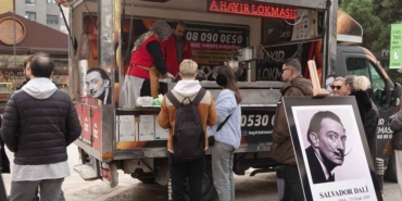 Salvador-Dali’nin-ölüm-yıl-dönümünde-lokma-dağıtıldı-