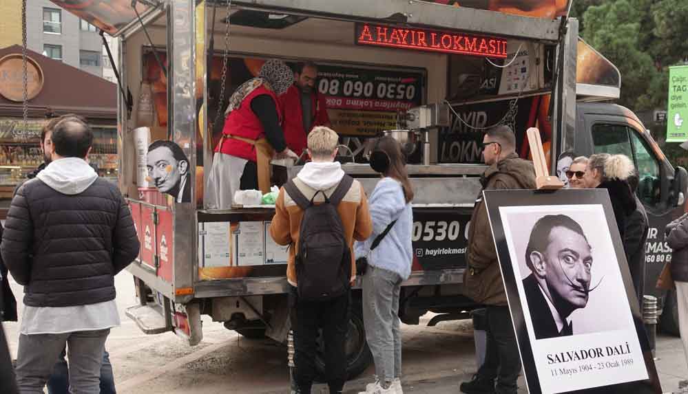 Salvador Dali’nin ölüm yıl dönümünde lokma dağıtıldı: Sanata yaptığı katkılara dikkat çekmek istiyoruz