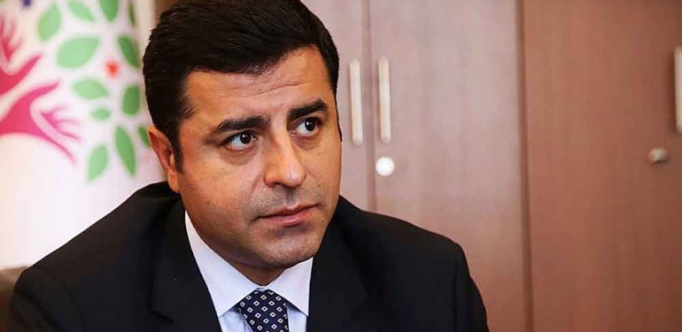 Selahattin Demirtaş siyaseti bıraktığını açıkladı: Halkımıza layık bir politika ortaya koyamadığımız için içtenlikle özür diliyorum