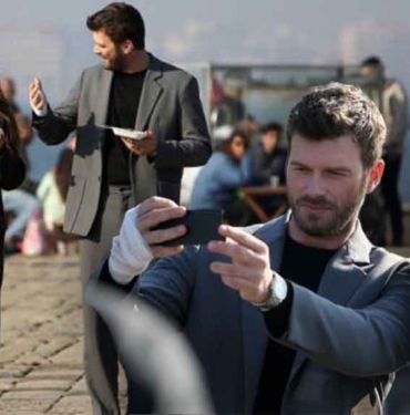 Serenay Sarıkaya ve Kıvanç Tatlıtuğ’u buluşturan Aile dizisinden ilk kareler geldi 5 Serenay-Sarıkaya-ve-Kıvanç-Tatlıtuğ’u-buluşturan-Aile-dizisinden-ilk-kareler-geldi