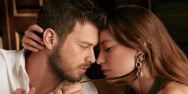 Serenay-Sarıkaya-ve-Kıvanç-Tatlıtuğ'un-başrollerini-paylaştığı-'Aile'-dizisinden-ilk-afiş-paylaşıldı-1