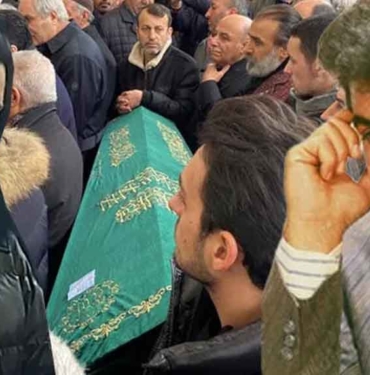 Sevenleri cenazeye akın etti: Türk Halk Müziği sanatçısı Burhan Çaçan son yolculuğuna uğurlanıyor 9 Sevenleri-cenazeye-akın-etti--Türk-Halk-Müziği-sanatçısı-Burhan-Çaçan-son-yolculuğuna-uğurlanıyor