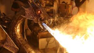 Sivas'ta kaynak ustası, metal malzemelerden alev püskürten "ejderha" yaptı