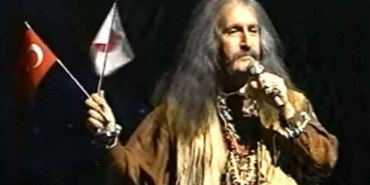 Sosyal-medya-bu-videoyu-konuşuyor--Barış-Manço’nun-28-yıl-önce-2023’le-ilgili-sözleri-herkesi-duygulandırdı