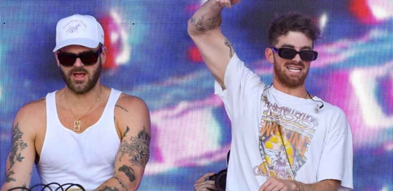 The Chainsmokers üyeleri hayranlarıyla grup seks yaptıklarını itiraf etti: Bizi buna şartlar zorladı 1 The-Chainsmokers-üyeleri-hayranlarıyla-grup-seks-yaptıklarını-itiraf-etti--Bizi-buna-şartlar-zorladı