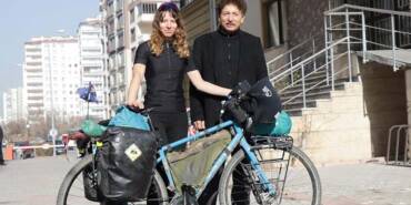 Türk-babasıyla-tanışmak-için-Almanya'dan-Türkiye'ye-bisiklet-sürdü!