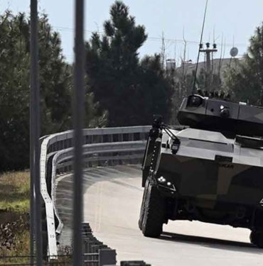 Türkiye'nin yerli motorlu ilk 8x8 askeri aracı göreve hazır 4 Türkiye'nin-yerli-motorlu-ilk-8x8-askeri-aracı-göreve-hazır