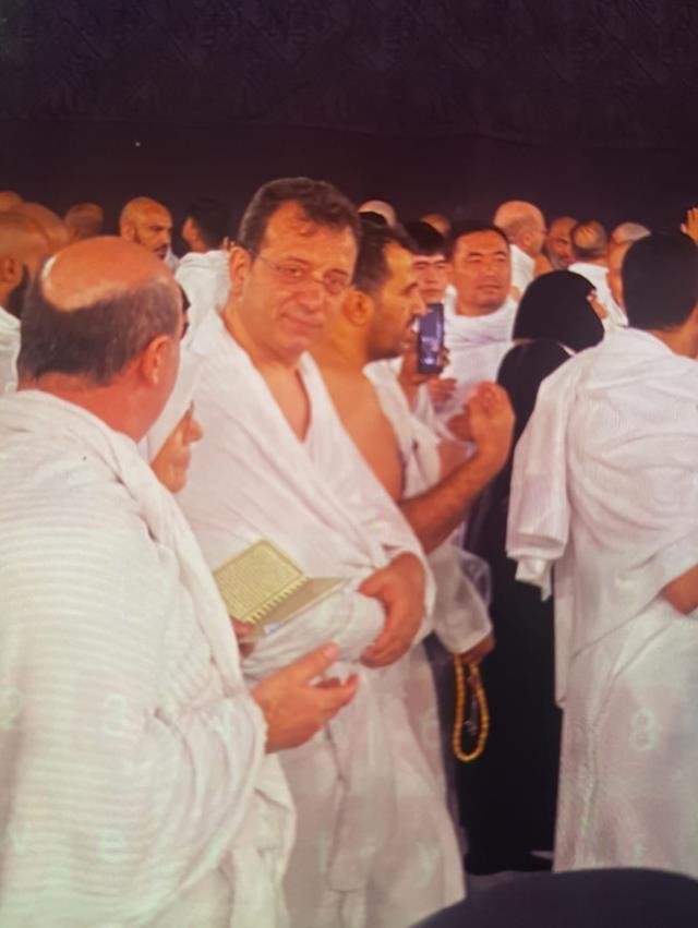 Umre'ye giden Ekrem İmamoğlu'nun ihram içindeki fotoğrafı gündem oldu