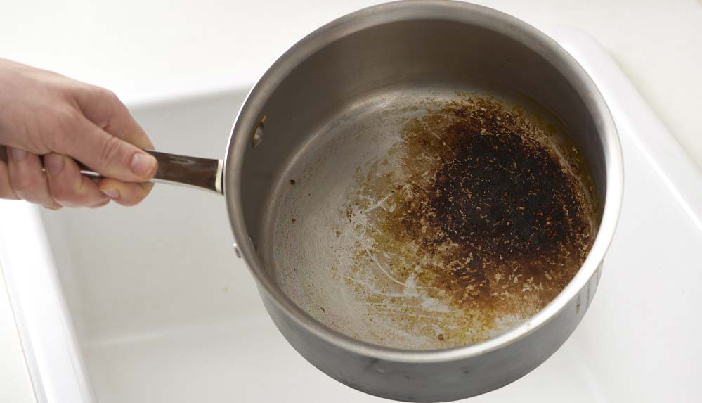 Yanık tencerenizi sakın atmayın! Evdeki malzemelerle 10 dakikada parlatın...