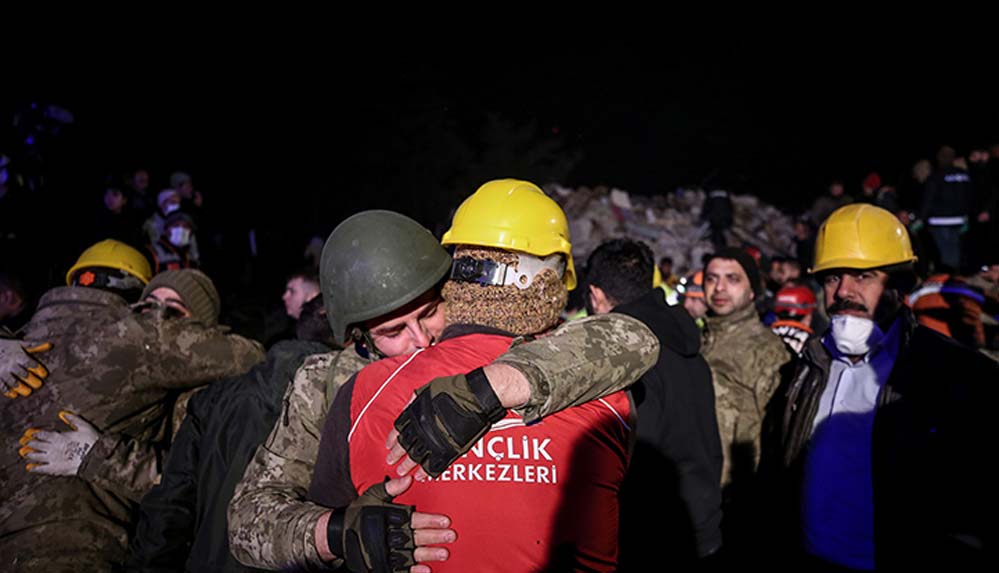 136 saat sonra gelen mucize: Hatay'da enkaz altında kalan kadın kurtarıldı