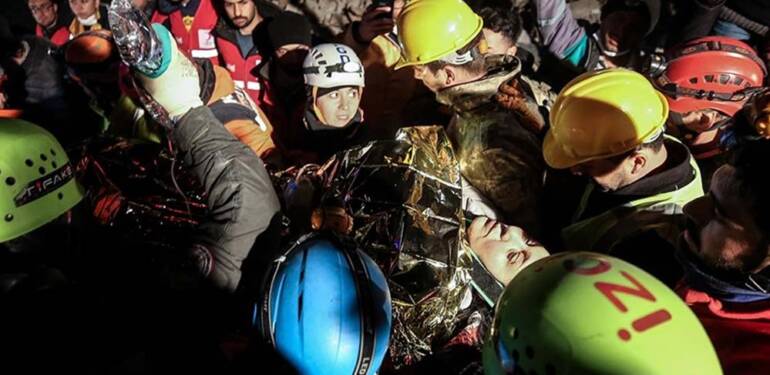 136 saat sonra gelen mucize: Hatay’da enkaz altında kalan kadın kurtarıldı
