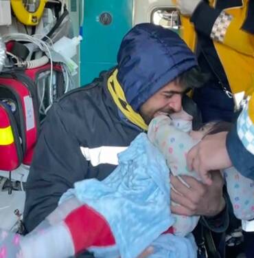 55 saat sonra gelen mucize: 1,5 yaşındaki Masal deprem enkazından çıkarıldı 10 1,5-yaşındaki-Masal-depremden-55-saat-sonra-enkazdan-çıkarıldı