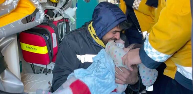 55 saat sonra gelen mucize: 1,5 yaşındaki Masal deprem enkazından çıkarıldı