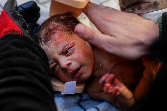 20 günlük Kerem bebek 60 saat sonra enkazdan kurtarıldı! Avucunda annesinin saçı vardı…