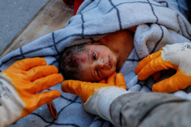 20 günlük Kerem bebek 60 saat sonra enkazdan kurtarıldı! Avucunda annesinin saçı vardı…