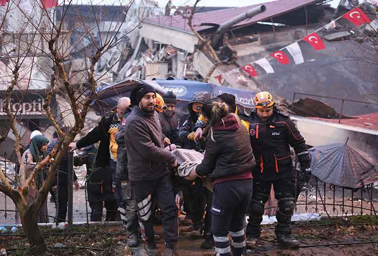 27 saat sonra gelen kurtuluş: Kahramanmaraş'ta 1 kişi yıkılan binanın enkazından kurtarıldı