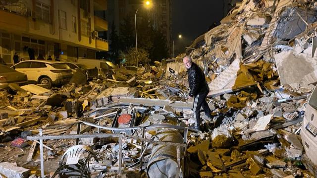 Gün aydınladıkça acı bilanço ortaya çıkıyor: 7.4'lük deprem sonrası Kahramanmaraş'tan ilk görüntüler!