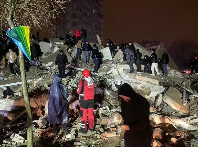 Gün aydınladıkça acı bilanço ortaya çıkıyor: 7.4'lük deprem sonrası Kahramanmaraş'tan ilk görüntüler!
