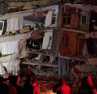AFAD açıkladı: Depremlerde hayatını kaybedenlerin sayısı 2 bin 921'e yükseldi 10 7.4'lük deprem sonrası Kahramanmaraş'tan ilk görüntüler! Çok sayıda bina yıkıldı… 6