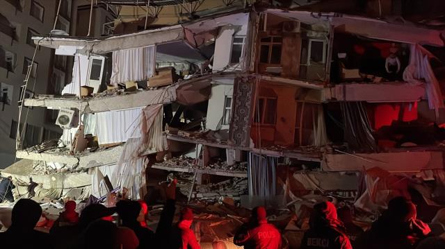 Gün aydınladıkça acı bilanço ortaya çıkıyor: 7.4'lük deprem sonrası Kahramanmaraş'tan ilk görüntüler!