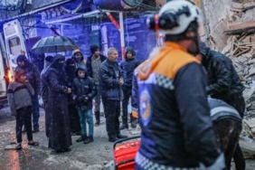 7.4'lük depremden etkilenen Suriye'de can kaybı 427'ye yükseldi 9 7.4'lük-depremden-etkilenen-Suriye'de-can-kaybı-427'ye-yükseldi