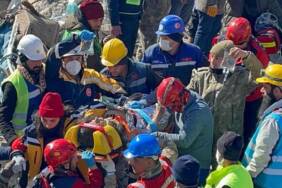 Adıyaman'da,-depremin-152.-saatinde-bir-kadın-canlı-çıkarıldı