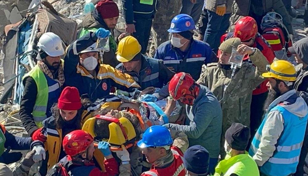 Adıyaman'da, depremin 152. saatinde bir kadın canlı çıkarıldı